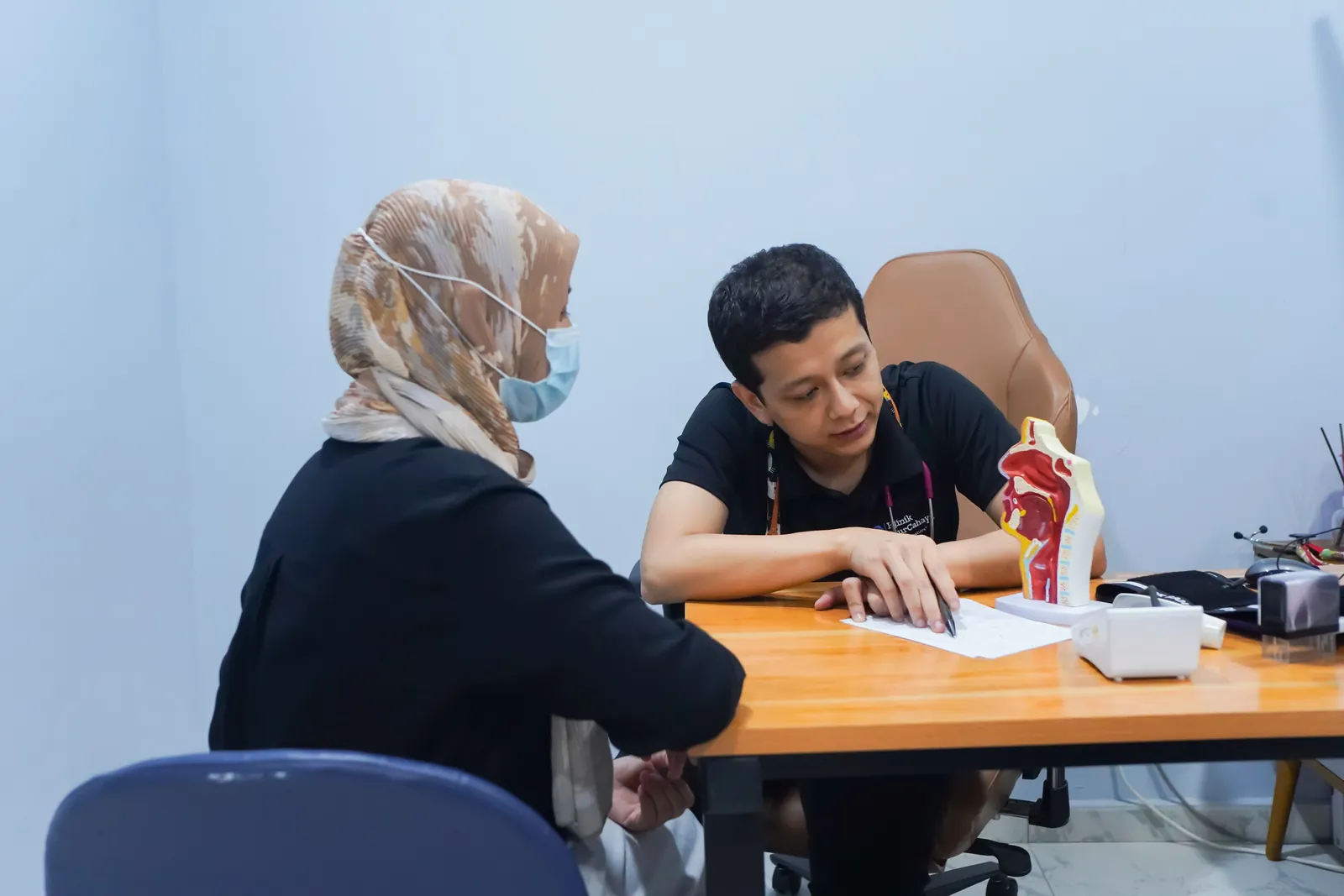 Doctor consulting a patient at Klinik NurCahaya